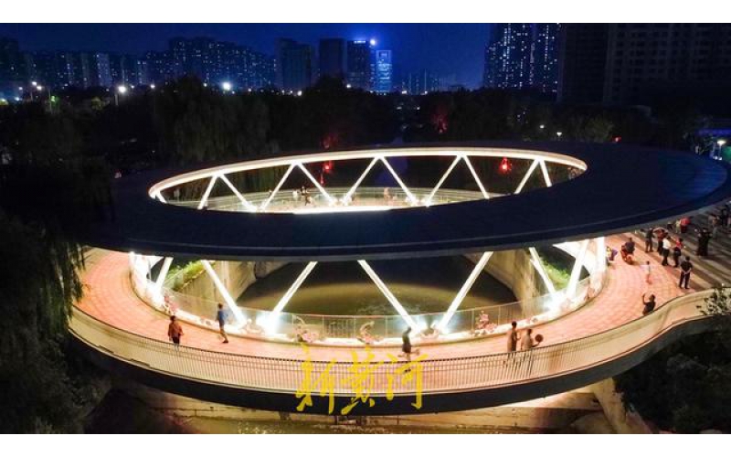 山東濟南云影橋夜晚變幻五彩水簾，成為臘山河夜景的璀璨亮點